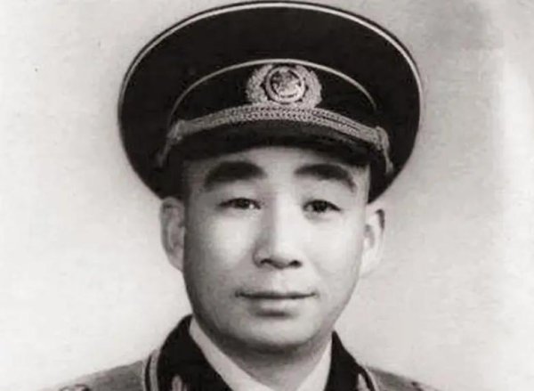 海龟网 1966年，开国少将携妻回乡，问候童养媳：老姐姐，我们来看你来了